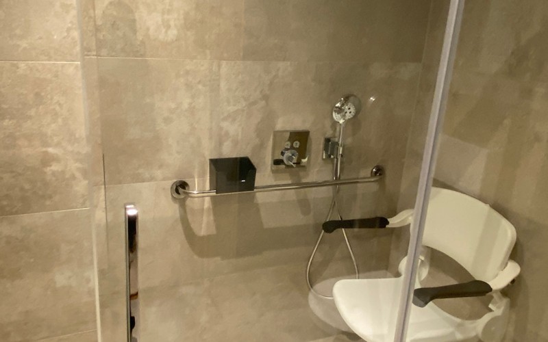 badkamer pladet douche met stoel