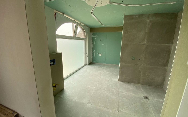 nieuwe badkamer rail voor tillift in plafond