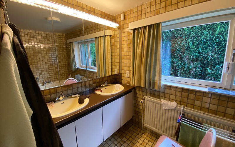 oude badkamer voor aanpassing wastafel wc raam