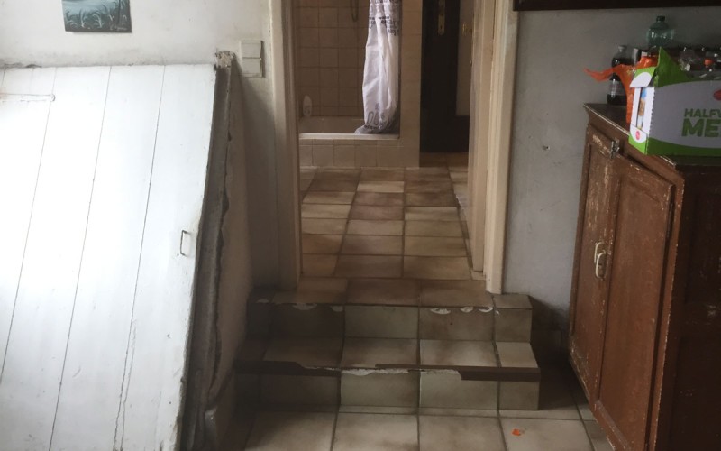 oude ingang badkamer met trapjes