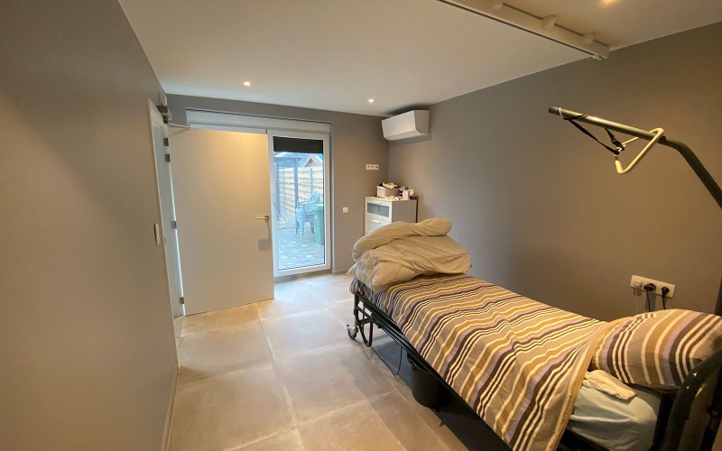 slaapkamer aangepast hooglaagbed plafondlift automatische brede deur
